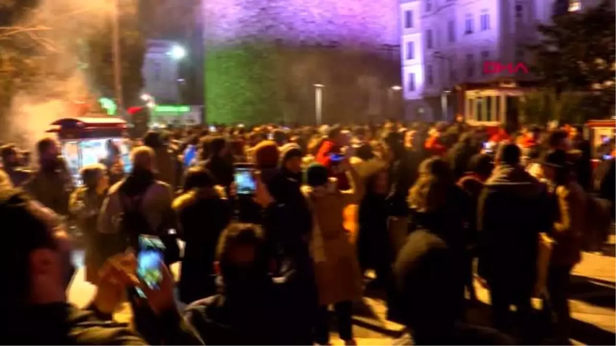 galata kulesi onunde yeni yilin ilk evlilik teklifi