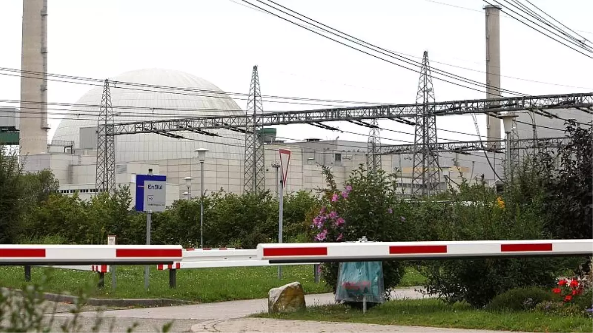 Gelecek için nükler enerjiden vazgeçen Almanya eski bir santralini kapatıyor