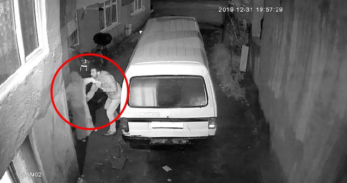 Gözü dönmüş sapık, kadını takip edip evinin önünde taciz etti