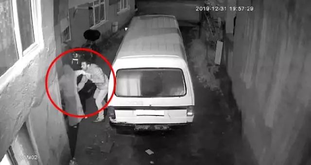 Gözü dönmüş sapık, kadını takip edip evinin önünde taciz etti