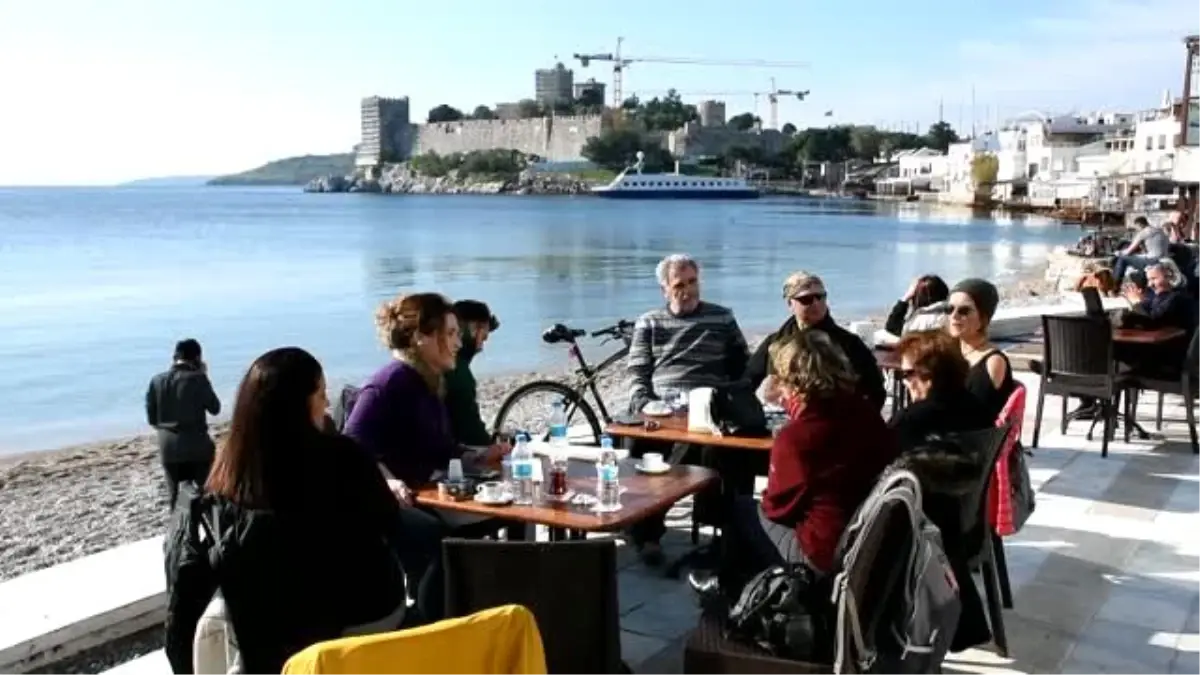 Gunesli Havayi Firsat Bilen Vatandaslar Bodrum Sahillerini Doldurdu Antalya