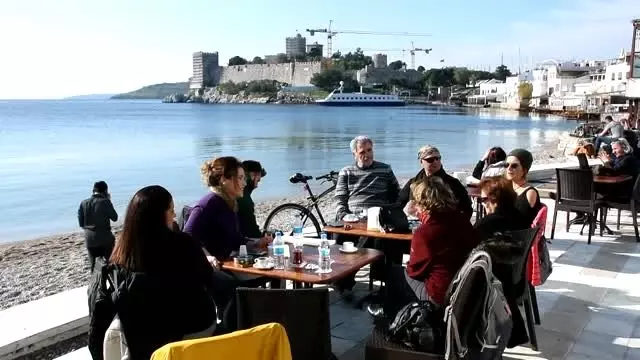 Gunesli Havayi Firsat Bilen Vatandaslar Bodrum Sahillerini Doldurdu Antalya
