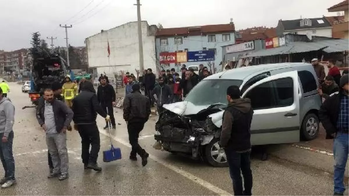 Hafif ticari araçla minibüs çarpıştı: 4 yaralı