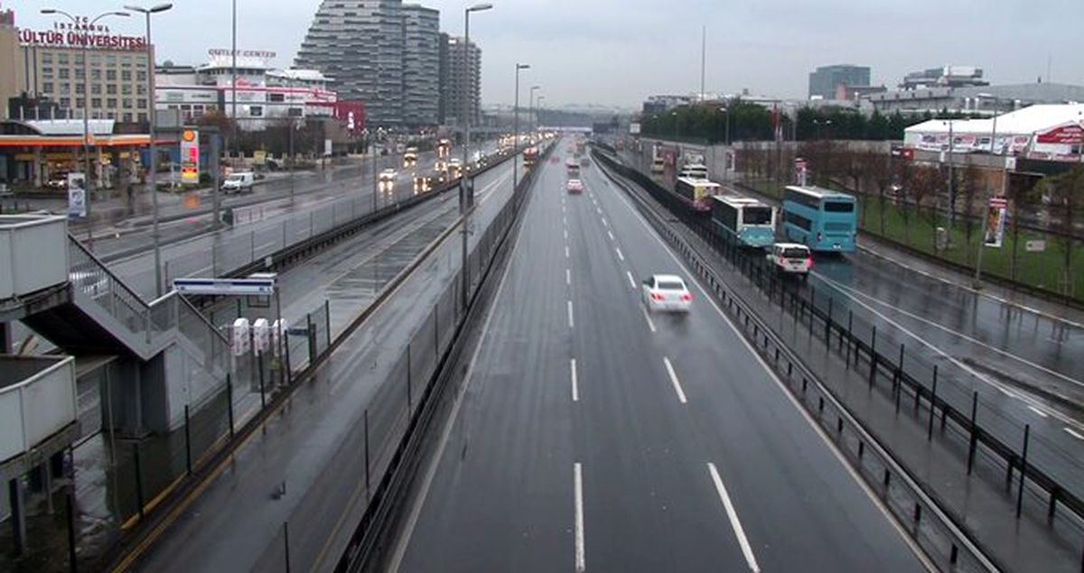 İstanbul'da özlenen manzara! Yılın ilk günü yollar boş kaldı