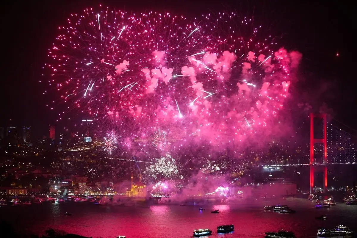 İstanbul yeni yıla 'ışıl ışıl' girdi