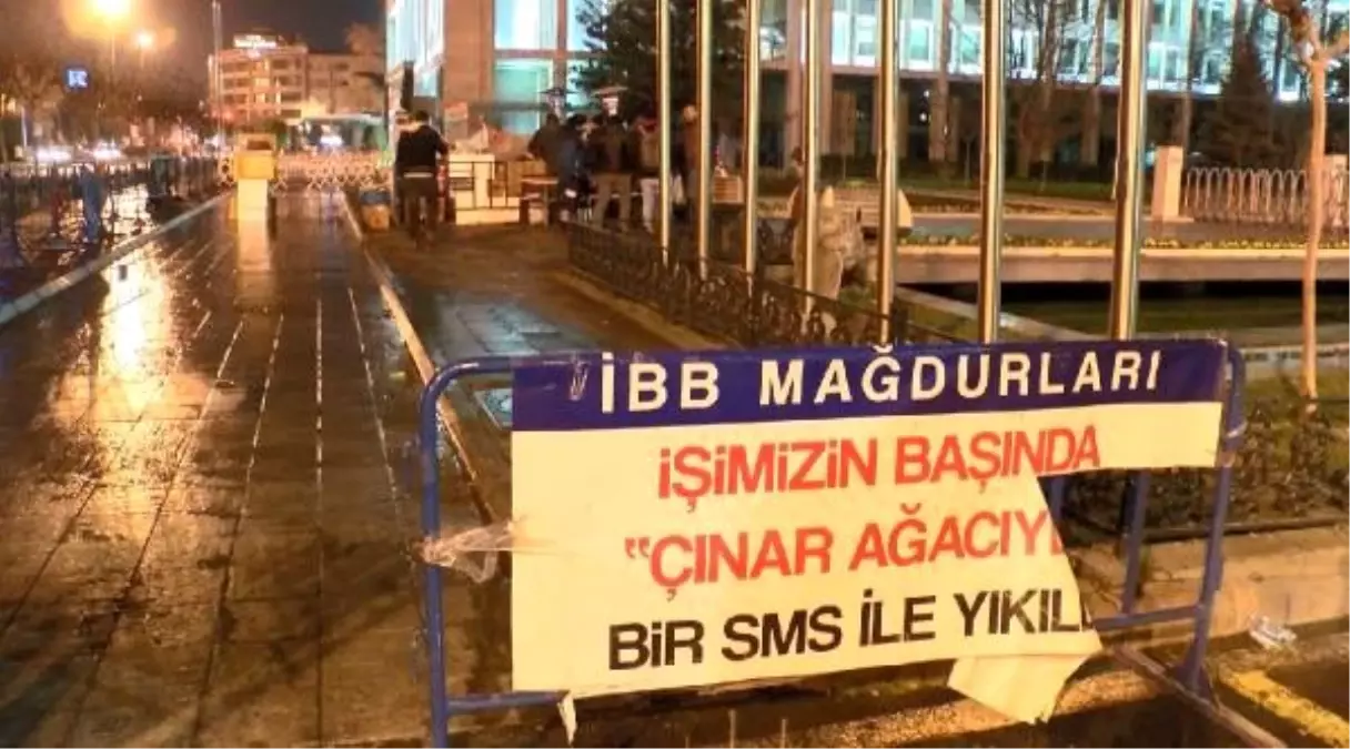 İşten çıkarılan işçiler yeni yıla İBB önünde girdiler