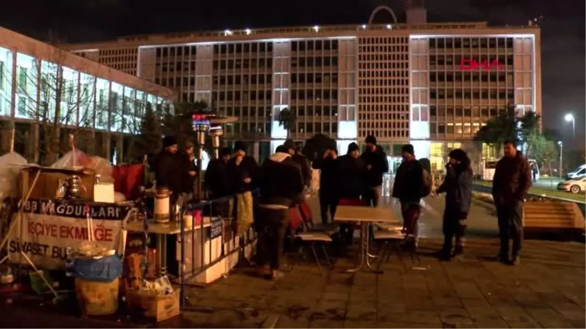 İşten çıkarılan işçiler yeni yıla ibb önünde girdiler