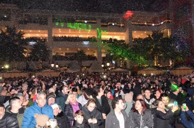 İzmirliler yeni yıla kar yağışı ile 'Merhaba' dedi