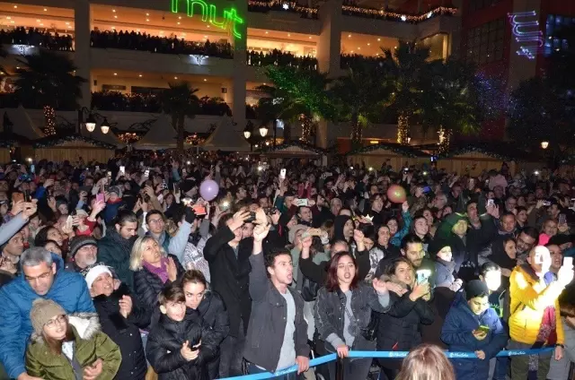İzmirliler yeni yıla kar yağışı ile 'Merhaba' dedi