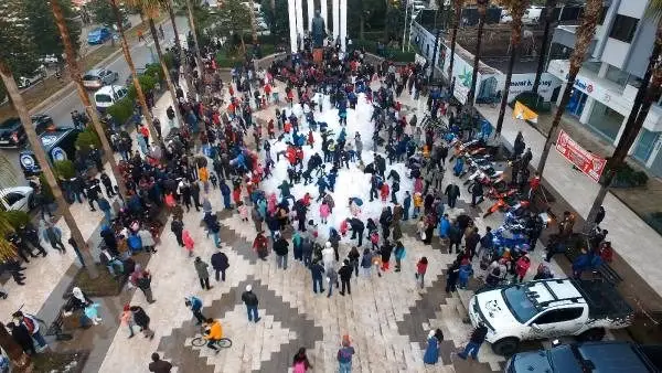 Kar yağmayan ilçeye çocucuklar için kamyonlarla kar getirildi Kar yağmayan ilçeye çocucuklar için kamyonlarla kar getirildi