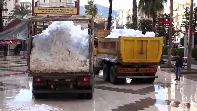 Kar yağmayan ilçeye kamyonlarla kar getirildi, çocuklar keyfini çıkardı Kar yağmayan ilçeye kamyonlarla kar getirildi, çocuklar keyfini çıkardı