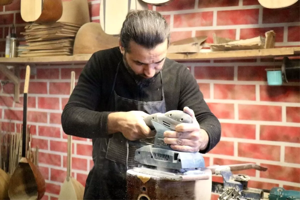 Kırşehirli saz üreticisi İnce, 2019 yılında 60 saz üretti