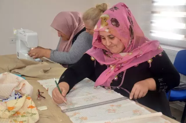 Kurslara katılan binlerce kadın ev ekonomilerine katkı sağladı Kurslara katılan binlerce kadın ev ekonomilerine katkı sağladı