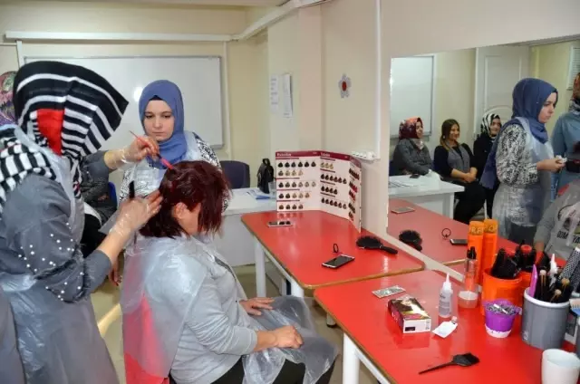Kurslara katılan binlerce kadın ev ekonomilerine katkı sağladı Kurslara katılan binlerce kadın ev ekonomilerine katkı sağladı