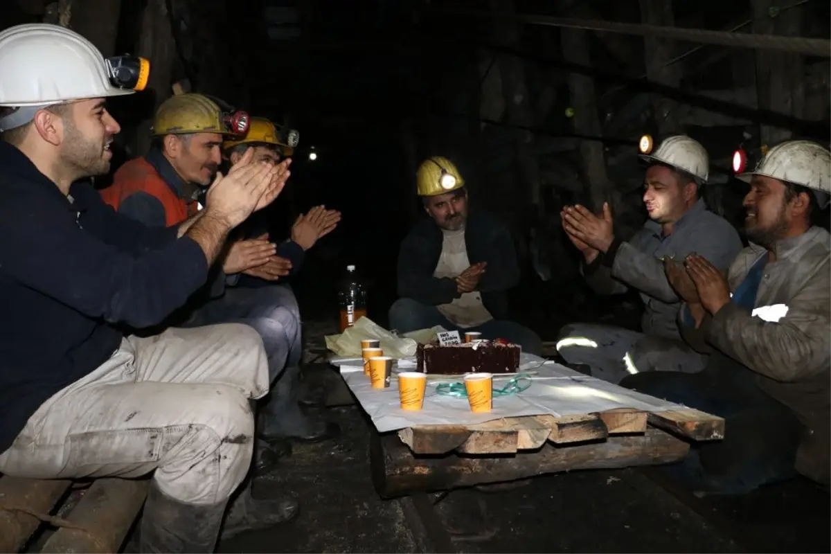 Madenciler yerin 300 metre altında yeni yılı kutladı