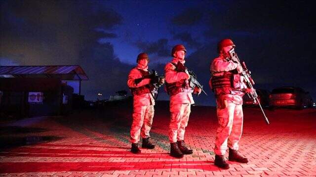 Mehmetçik yeni yıla ailelerinden uzakta, silah arkadaşlarıyla girdi