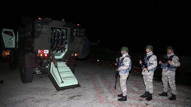 Mehmetçik yeni yıla ailelerinden uzakta, silah arkadaşlarıyla girdi