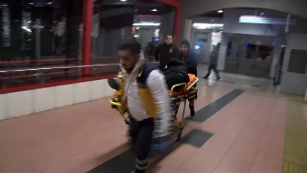 Metroda çıkan tartışmada 2 kişi bıçaklandı