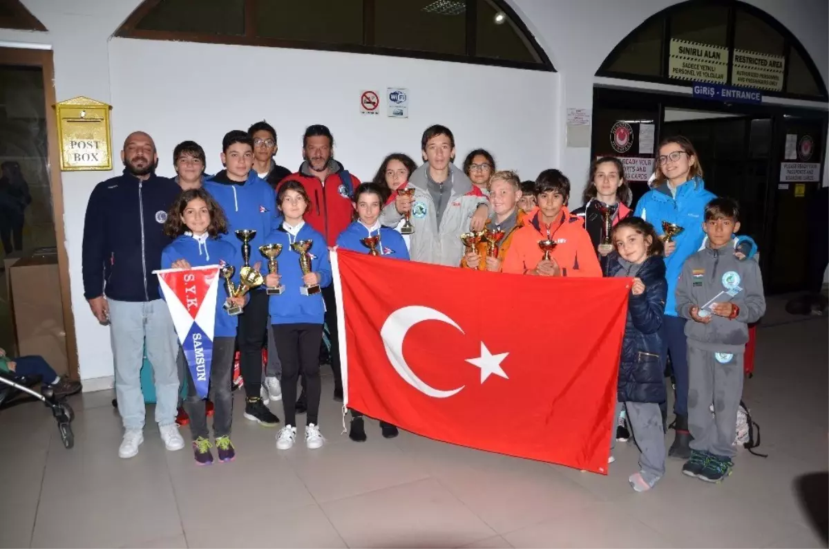 Minik yelkenciler yarışmadan kupalarla döndü