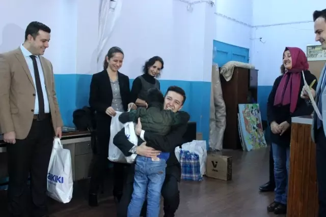 Öğrencilerin oteldeki ağaca astıkları dilekleri müşteriler tarafından gerçekleştirildi Öğrencilerin oteldeki ağaca astıkları dilekleri müşteriler tarafından gerçekleştirildi