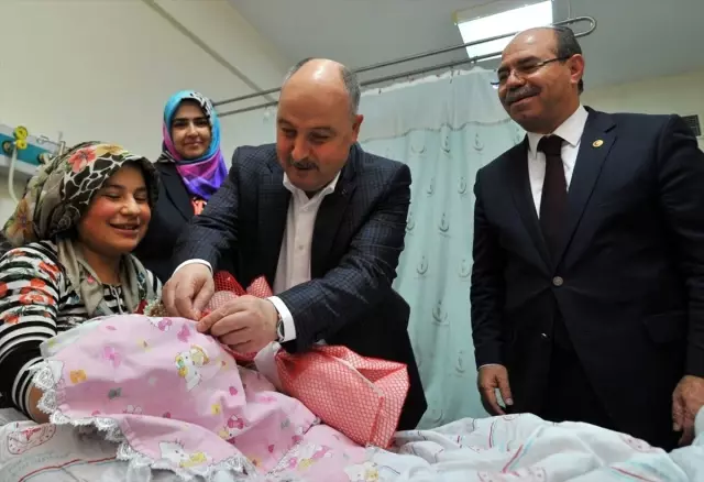 Osmaniye'de yeni yılın ilk bebeği doğdu Osmaniye'de yeni yılın ilk bebeği doğdu