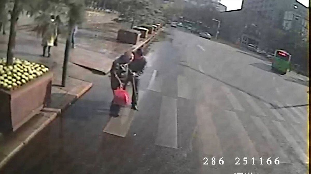 Otobüs şoföründen aracı durdurarak yaşlı adamın yardımına koştu
