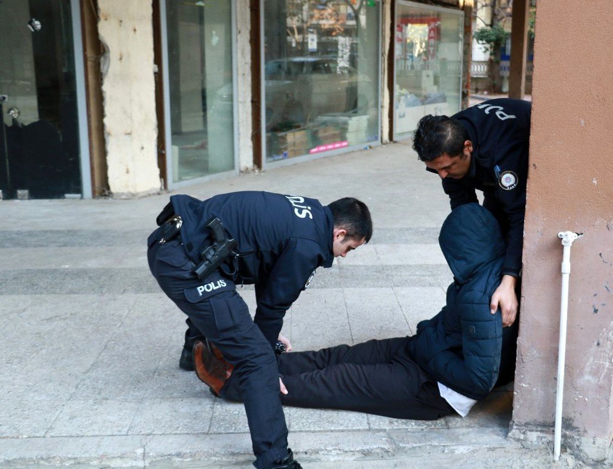 Polis ekiplerinin yoğun çabası, sızıp kalan alkolik adamı uyandırmaya yetmedi