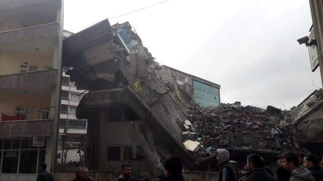 Siirt'te yıkılan bina yan yattı