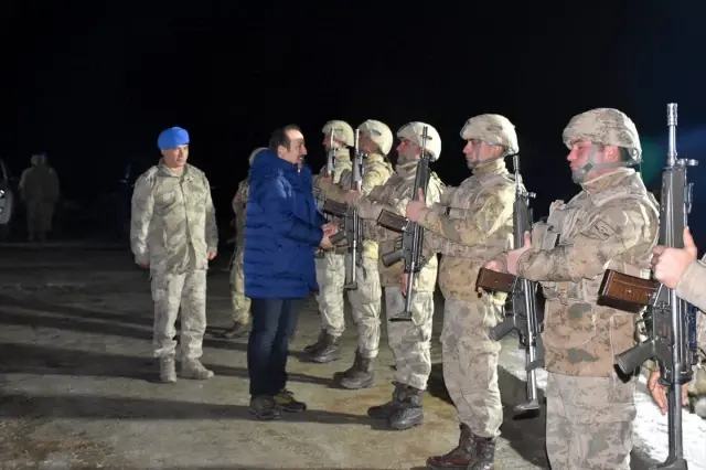 Şırnak Valisi Pehlivan, yeni yılı Mehmetçik ile karşıladı Açıklaması Şırnak Valisi Pehlivan, yeni yılı Mehmetçik ile karşıladı Açıklaması