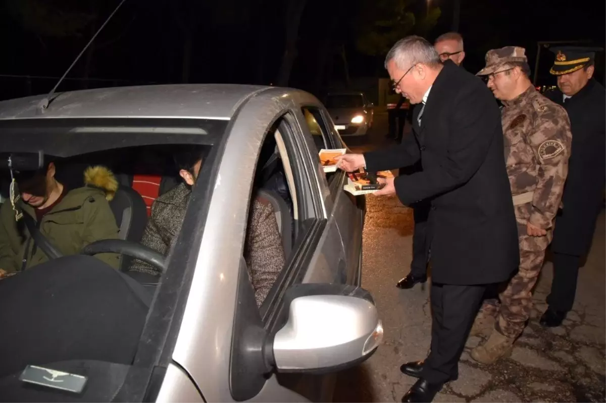Vali Deniz'den vatandaşlara yeni yılda kitap hediyesi