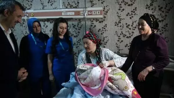 Vali Sezer, Kırıkkale'de 2020'nin ilk bebeklerini ziyaret etti Vali Sezer, Kırıkkale'de 2020'nin ilk bebeklerini ziyaret etti