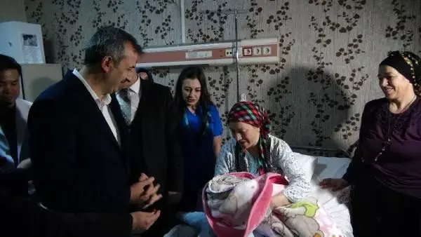 Vali Sezer, Kırıkkale'de 2020'nin ilk bebeklerini ziyaret etti Vali Sezer, Kırıkkale'de 2020'nin ilk bebeklerini ziyaret etti
