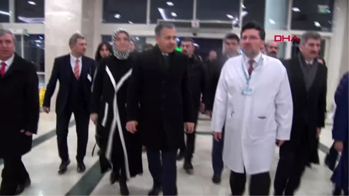 Vali yerlikaya, 2019'un son bebeği, yeni yılın ilk bebeğine altın taktı
