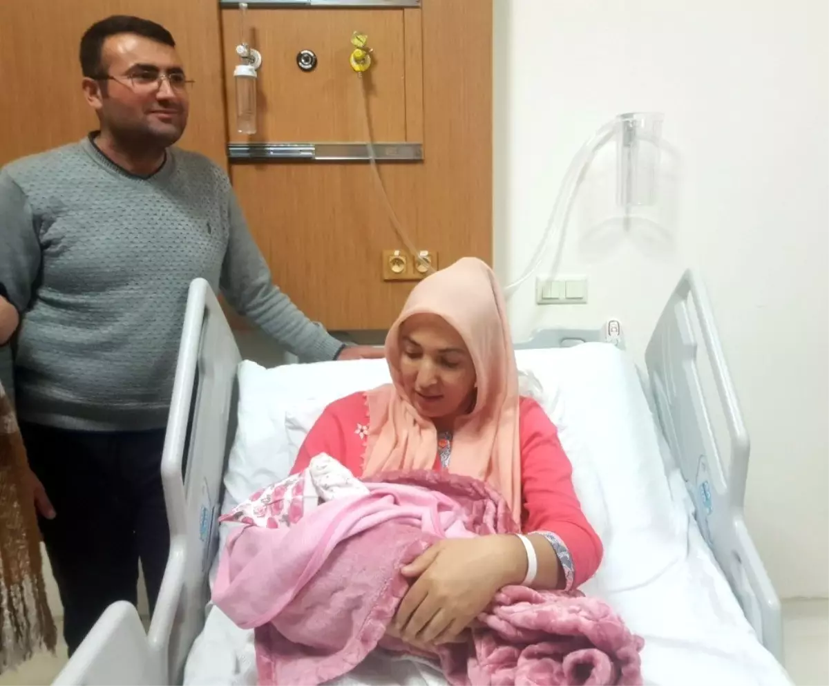 Vali Yerlikaya, Sultangazi'de 2019'un son bebeğini ve yeni yılın ilk bebeğini ziyaret etti