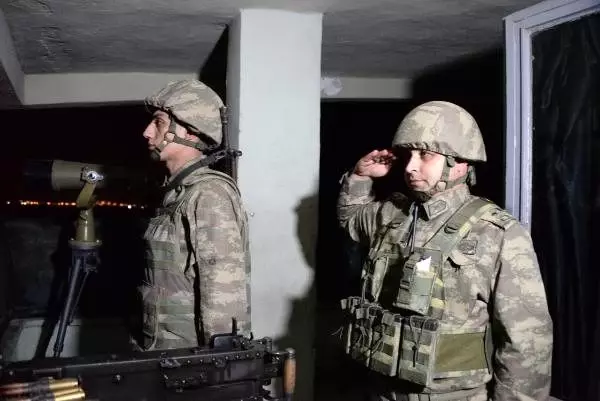 Yeni yıla vatan nöbetinde giren Mehmetçik: Gözünüz arkadan kalmasın Yeni yıla vatan nöbetinde giren Mehmetçik: Gözünüz arkadan kalmasın