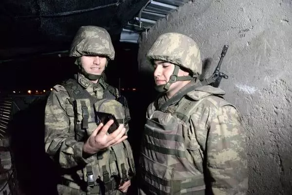 Yeni yıla vatan nöbetinde giren Mehmetçik: Gözünüz arkadan kalmasın Yeni yıla vatan nöbetinde giren Mehmetçik: Gözünüz arkadan kalmasın