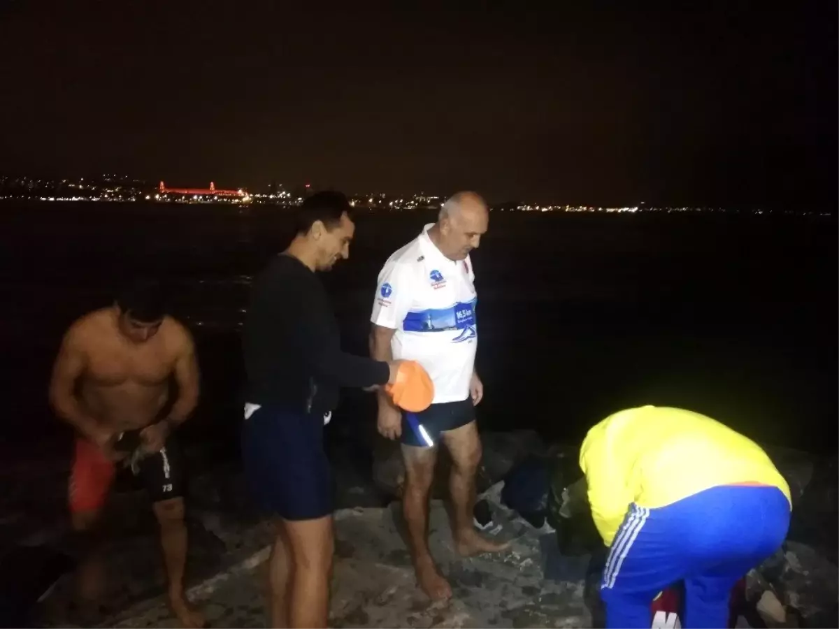 Yeni yılı Sarayburnu'nda buz gibi havada denize girerek kutladılar