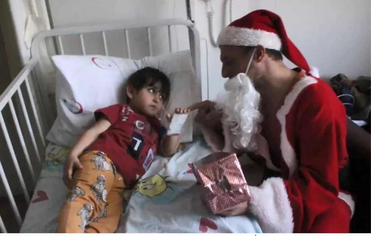 Yılbaşında Noel Baba kostümü giyerek hasta öğrencilerini ...