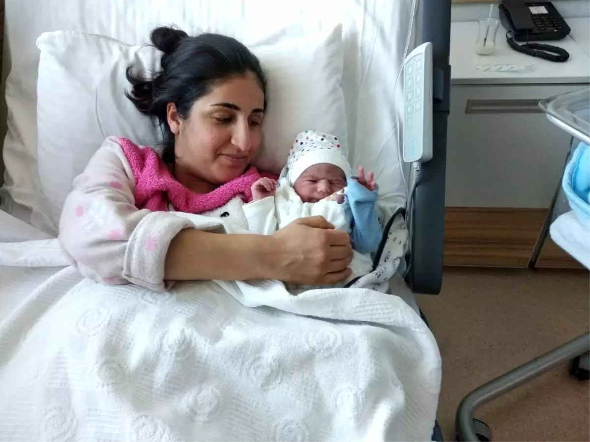 Yılın ilk bebeği ANKA'da gözlerini açtı