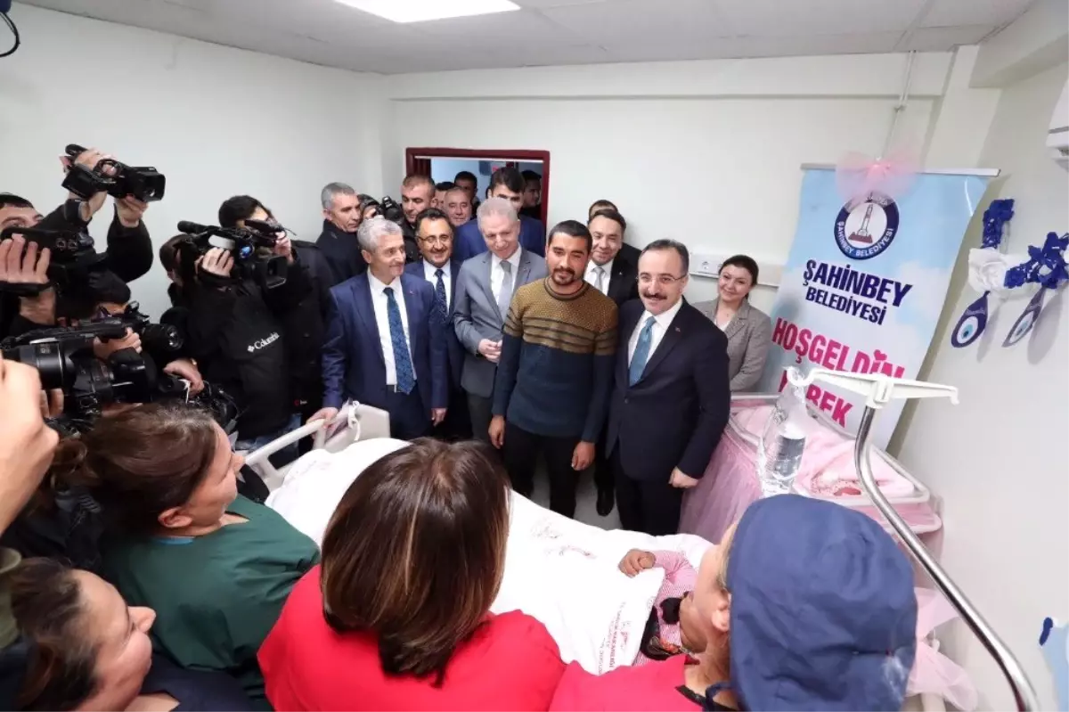 Yılın ilk bebeğine sürpriz ziyaretçiler