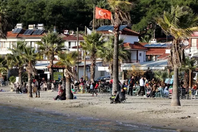 Yılın ilk tatilini sahil kenarında geçirdiler Yılın ilk tatilini sahil kenarında geçirdiler