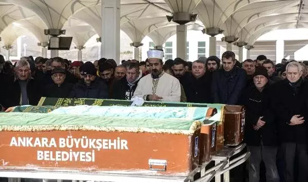 Ankara'da yangında ölen 4 kişiden 2'si daha toprağa verildi Ankara'da yangında ölen 4 kişiden 2'si daha toprağa verildi