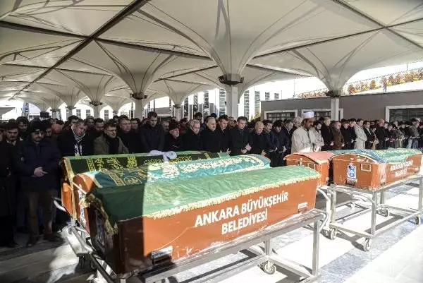 Ankara'da yangında ölen 4 kişiden 2'si daha toprağa verildi Ankara'da yangında ölen 4 kişiden 2'si daha toprağa verildi