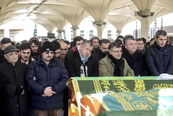 Ankara'da yangında ölen 4 kişiden 2'si daha toprağa verildi Ankara'da yangında ölen 4 kişiden 2'si daha toprağa verildi