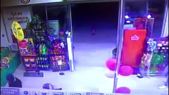 Antalya girdiği markette kasiyere tabanca doğrultup, çabuk, paraları doldur diye tehdit etti Antalya girdiği markette kasiyere tabanca doğrultup, çabuk, paraları doldur diye tehdit etti