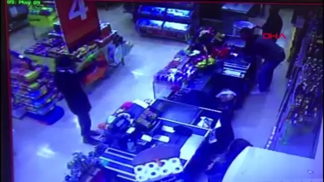 Antalya girdiği markette kasiyere tabanca doğrultup, çabuk, paraları doldur diye tehdit etti Antalya girdiği markette kasiyere tabanca doğrultup, çabuk, paraları doldur diye tehdit etti