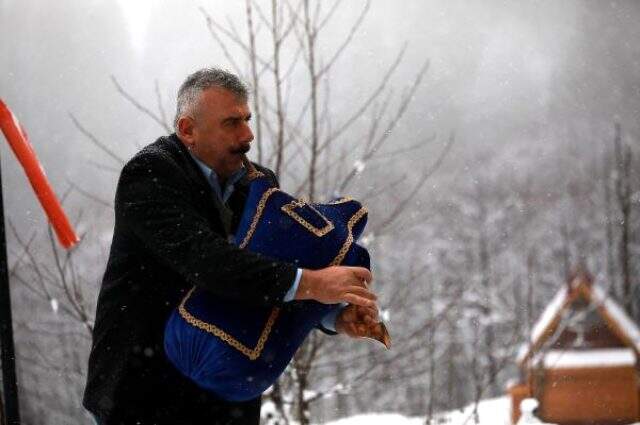 Ayder Yaylası'nda kar altında horon keyfi