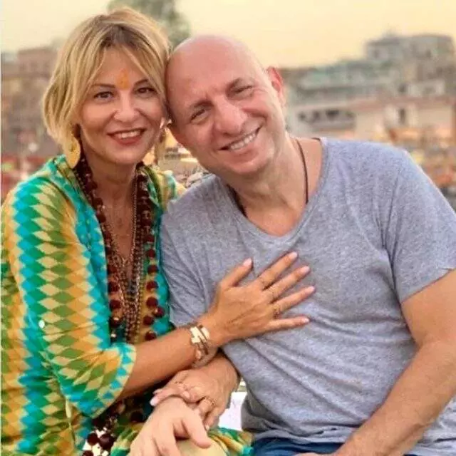 Ayşe Arman'a sürpriz yapan Ömer Dormen'in yaptığı kapak hareketi dikkat çekti