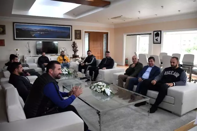 Başpehlivan Gürbüz'den Başkan Topaloğlu'na ziyaret