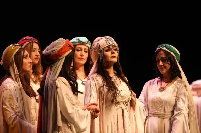 Cumhurbaşkanı Erdoğan, 'Leyla ile Mecnun' tiyatro oyununu izledi Cumhurbaşkanı Erdoğan, 'Leyla ile Mecnun' tiyatro oyununu izledi
